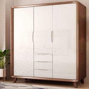 Tủ quần áo được làm từ gỗ tự nhiên rất sang trọng và tinh tế.
